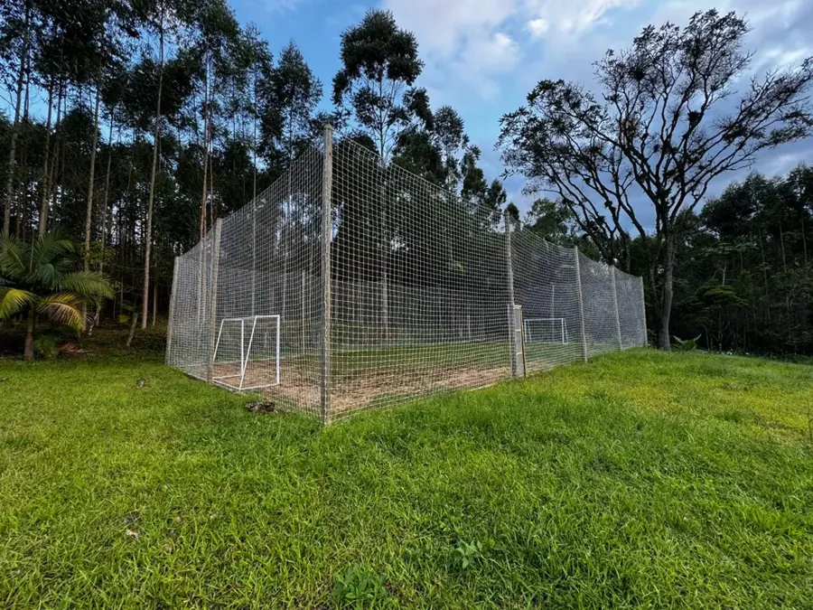 Rede instalada pela Telas SC ao redor de campo esportivo